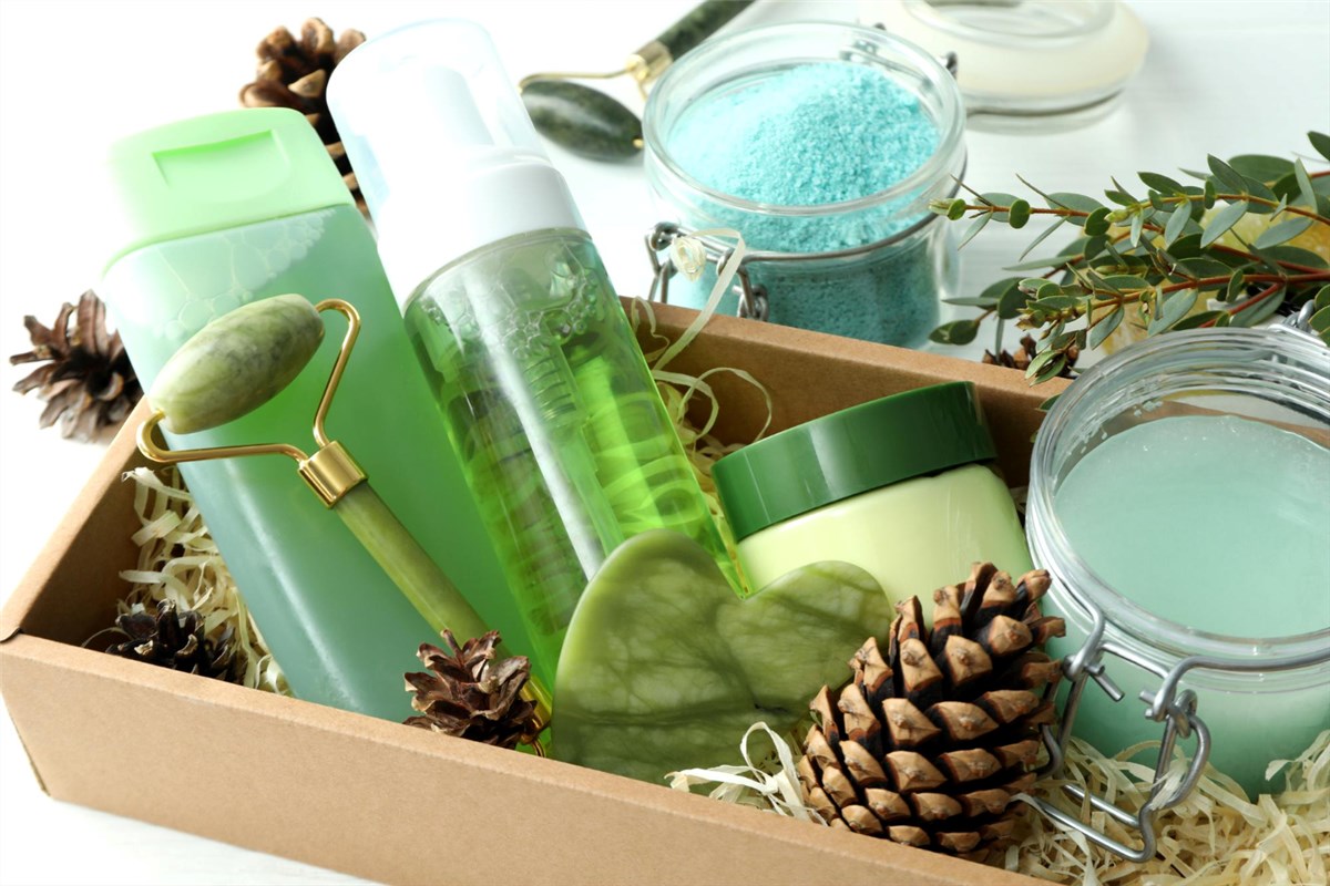 Zestawy prezentowe kosmetyków – na co zwrócić uwagę wybierając zestaw prezentowy z kosmetykami?
