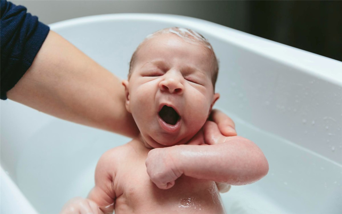 Kąpiel noworodka - jak powinna wyglądać pierwsza kąpiel maluszka
