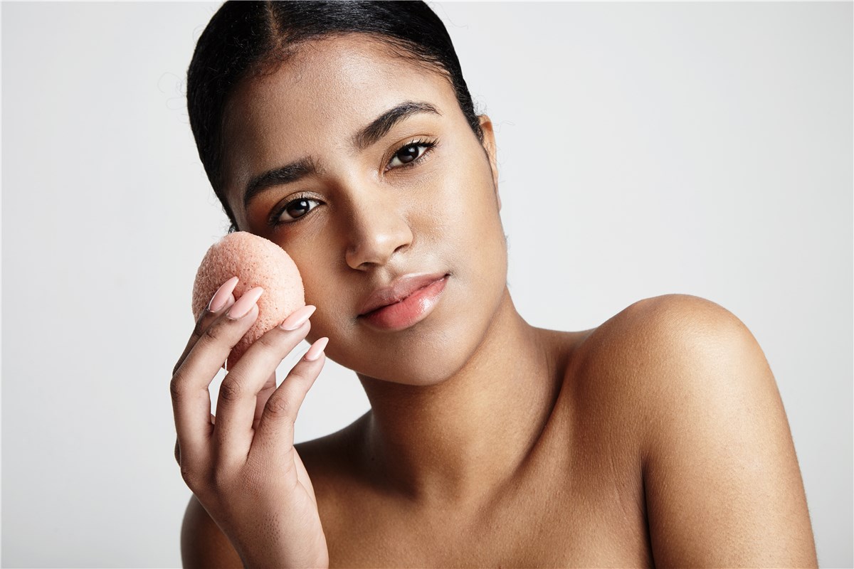 Gąbka konjac – co to jest i jak jej używać do oczyszczania twarzy?