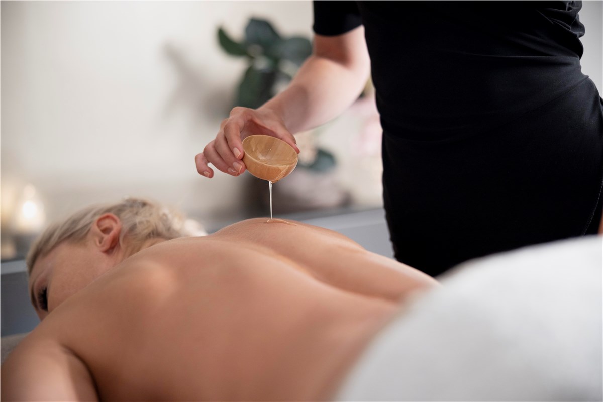 Naturalne olejki do masażu – który olejek wybrać i jak wykonać masaż za ich pomocą?